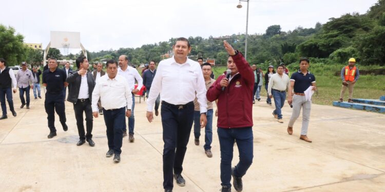 Respuesta inmediata del Gobierno de Puebla ante derrumbe en carretera de Eloxochitlán