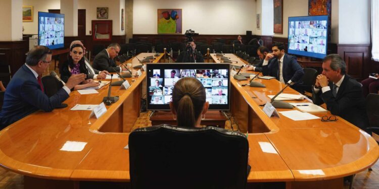 Sheinbaum se reúne con empresarios y funcionarios para abordar aranceles de EE.UU.