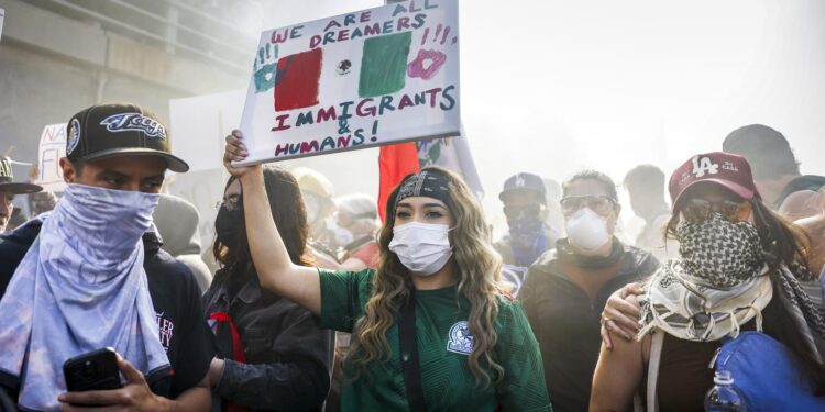 “Qué vergüenza”, grito unísono de manifestantes en Los Ángeles por redadas migratorias