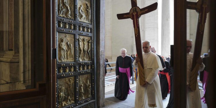 Papa León XIV atraviesa la Puerta Santa y dice que para servir en el Vaticano hay que ser santos
