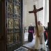Papa León XIV atraviesa la Puerta Santa y dice que para servir en el Vaticano hay que ser santos