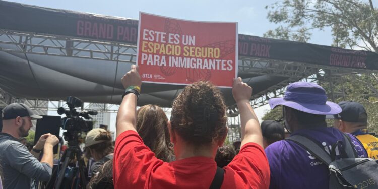 Sheinbaum pide a EE.UU. una reforma integral migratoria, tras redadas en California
