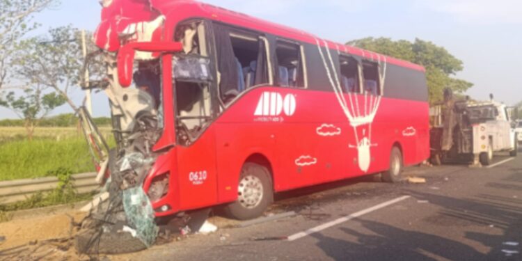 Choque entre autobús y tráiler deja un muerto y 20 heridos en Veracruz