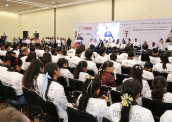 Gobernador Armenta abanderó a la delegación para los Juegos Deportivos Nacionales Escolares 2025