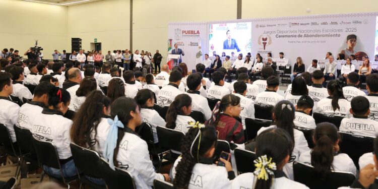 Gobernador Armenta abanderó a la delegación para los Juegos Deportivos Nacionales Escolares 2025