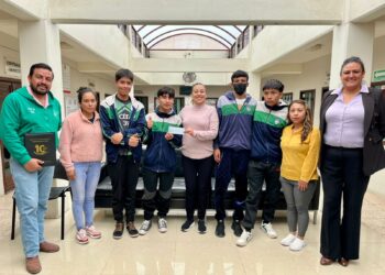 Presidenta Rosy Díaz entrega apoyo económico a jóvenes atletas que representarán a Tlahuapan en juegos nacional