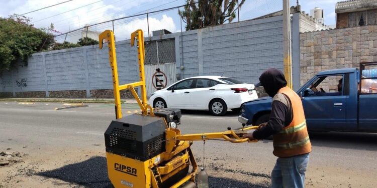 Refuerzan bacheo en Puebla capital con 25 cuadrillas en operación