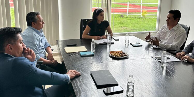 Puebla proyecta su primera escuela de clavados en alianza con Fernando Platas