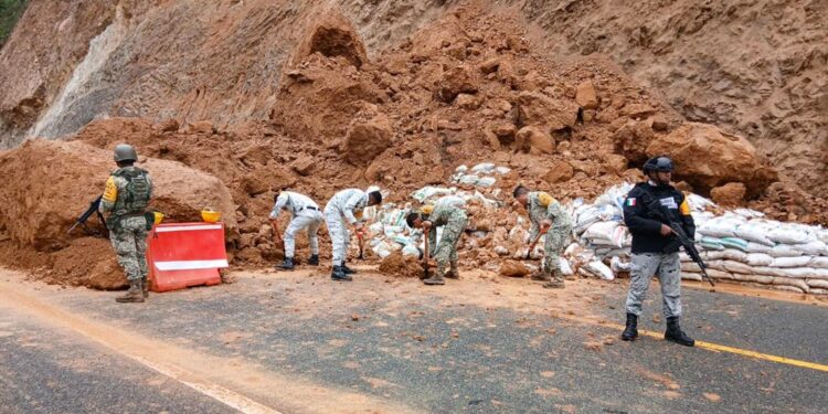 Huracán “Erick” deja severas afectaciones en Oaxaca y Guerrero: más de 276 mil sin luz y daños en viviendas e infraestructura