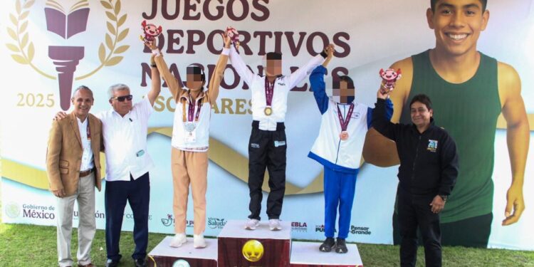 Puebla celebra medalla de oro en Atletismo durante los Juegos Deportivos Nacionales Escolares
