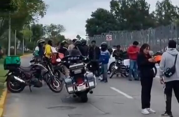 Motociclistas repartidores protestan por la “Ley Chaleco”