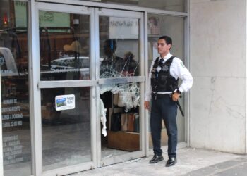 Sanborns del Centro Histórico amanece con cristalazo; presunto robo a perfumería