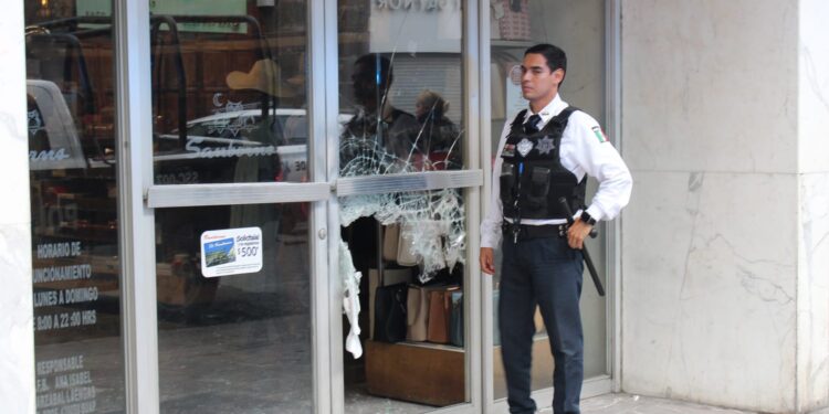 Sanborns del Centro Histórico amanece con cristalazo; presunto robo a perfumería