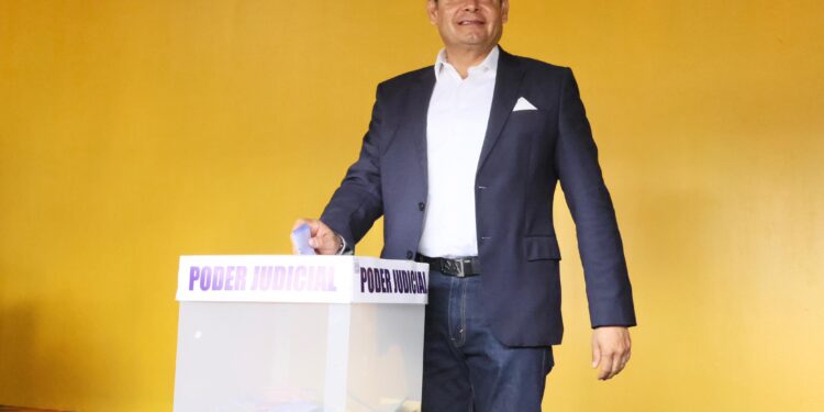 Alejandro Armenta vota en jornada histórica para renovar al Poder Judicial