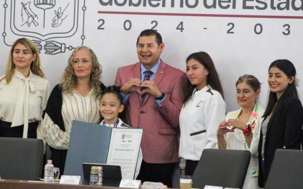 Gobierno estatal reconoce a jóvenes poblanos por su excelencia deportiva y científica