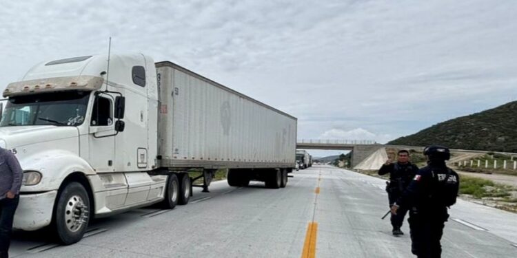 Policia estatal frustra robo de tractocamión, sobre la autopista Cuacnopalan – Cuapiaxtla