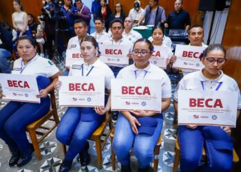 Comprometida con la seguridad y el servicio público, Tonantzin Fernández entrega becas y reconocimientos