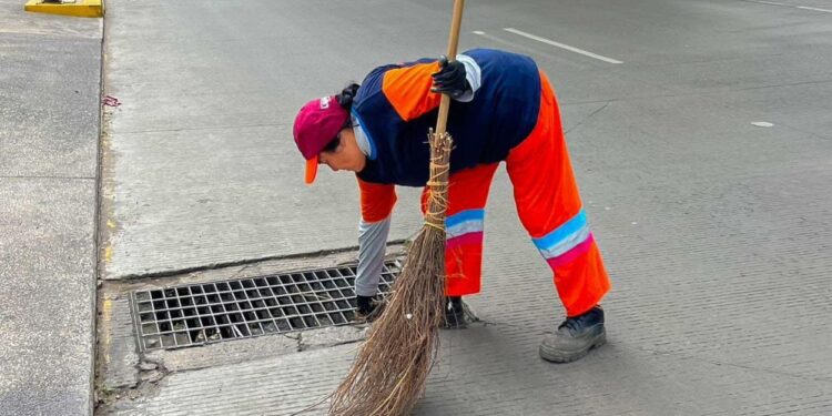 Intensifica Gobierno de la Ciudad limpieza de alcantarillas como medida preventiva ante temporada de lluvias