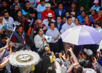 Soluciones puntuales, vigilancia reforzada y certeza jurídica: respuesta firme de Tonantzin Fernández a comerciantes del mercado Cosme del Razo