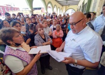 Entregan comerciantes del Mercado Cosme del Razo de San Pedro Cholula pliego petitorio