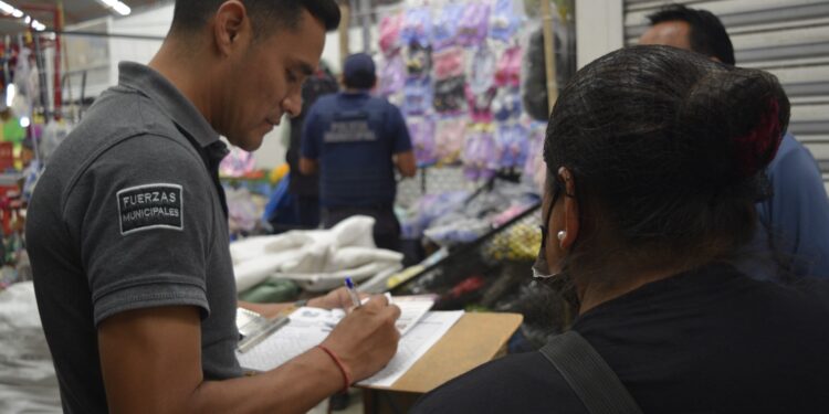 Policía de San Pedro Cholula suma a más comerciantes al comité de seguridad del Tianguis de Xixitla