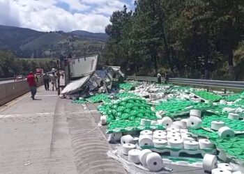 Volcadura de tráiler cargado con rollos provoca cierre total en la México–Puebla; reportan rapiña en la zona