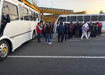 Transportistas bloquean la autopista México–Puebla por inseguridad; Capufe recomienda vías alternas