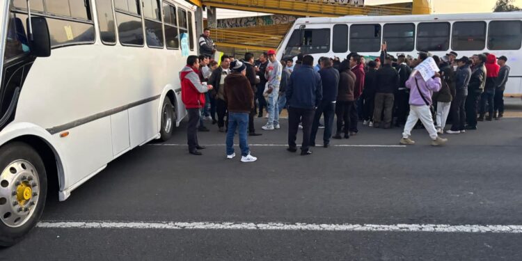 Transportistas bloquean la autopista México–Puebla por inseguridad; Capufe recomienda vías alternas