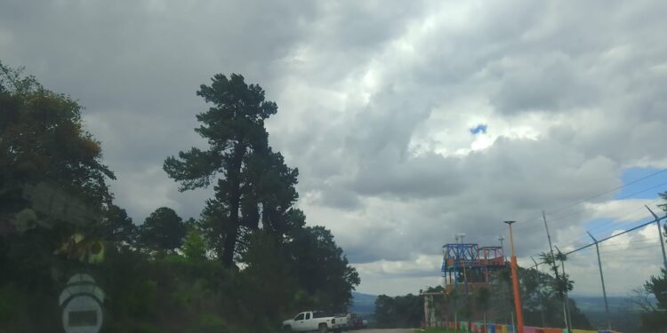 Policías municipales de Tlahuapan recuperan camioneta con reporte de robo en San Rafael Ixtapaluca