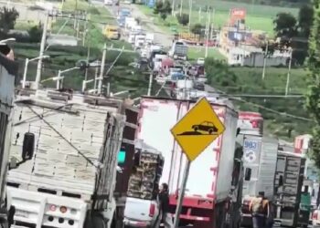 Transportistas bloquean carreteras en Puebla para exigir seguridad y justicia tras asesinato de conductor