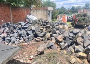 Reconstruyen barda perimetral en secundaria de Coronango tras afectaciones por lluvias