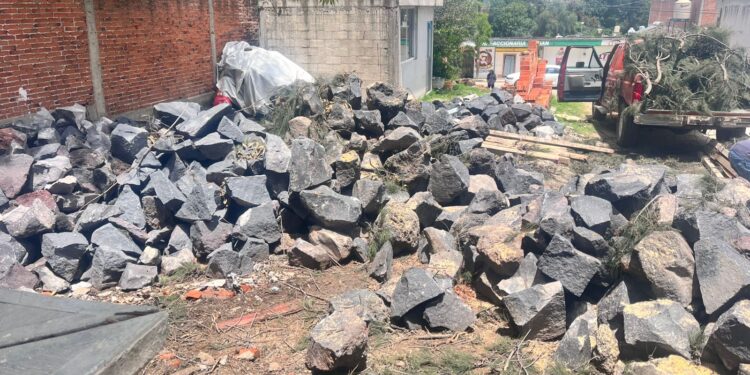 Reconstruyen barda perimetral en secundaria de Coronango tras afectaciones por lluvias