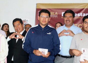Jóvenes de Tecamachalco reciben Becas de Conectividad para el Bienestar: Javier Aquino