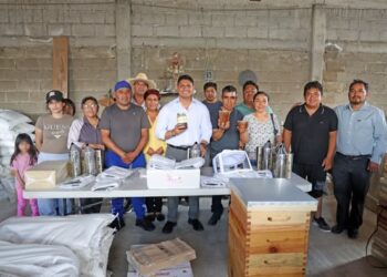 Alcalde de Cuautlancingo dona parte de su salario para fortalecer la apicultura local