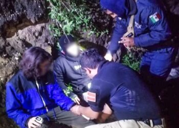 Rescatan a dos jóvenes atrapados por crecimiento de río en Huehuetlán el Grande