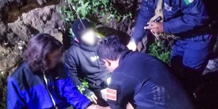 Rescatan a dos jóvenes atrapados por crecimiento de río en Huehuetlán el Grande