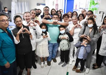 Niño poblano recibe trasplante de riñón donado por su madre y regresa a casa tras exitosa cirugía