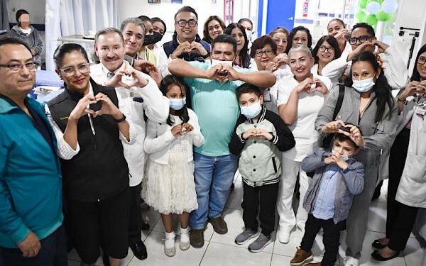 Niño poblano recibe trasplante de riñón donado por su madre y regresa a casa tras exitosa cirugía
