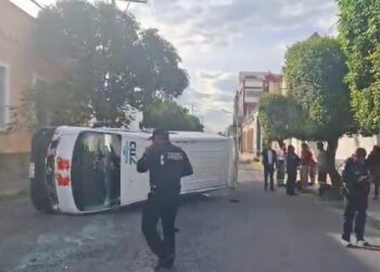 Volcadura de combi de la Ruta S3 deja al menos cinco lesionados en la 13 Sur y 21 Poniente