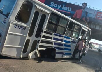 Unidad de transporte público sufre falla mecánica en Vía Atlixcáyotl; no hubo lesionados