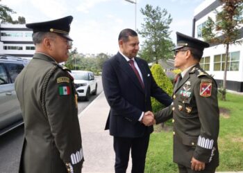 Alejandro Armenta acompaña toma de protesta del nuevo comandante de la 25 Zona Militar en Puebla
