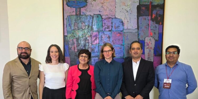 Gobierno de Puebla sostiene encuentro con Charlotte Guth artifice de la red ciclista de Paris