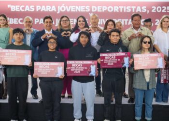 Entrega Tonantzin Fernández becas a jóvenes estudiantes y deportistas de San Pedro Cholula