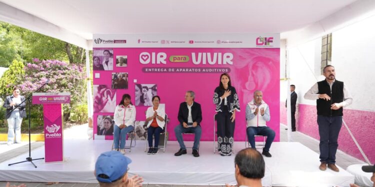 Entregan Pepe Chedraui y MariElise Budib aparatos auditivos a personas con discapacidad