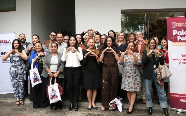 Capacitan a periodistas poblanos en lenguaje incluyente