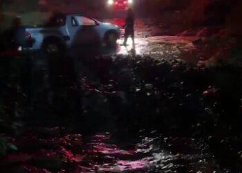 Protección Civil rescata a conductor atrapado en barranca en Santa María Xonacatepec