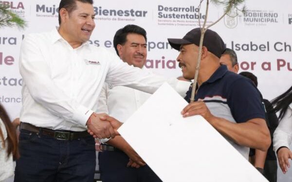 Reforestación con enfoque comunitario y producción frutal, ejes de la estrategia ambiental en Puebla