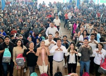 Mateo Hernández entrega más de 10 mil kits escolares a estudiantes de primaria