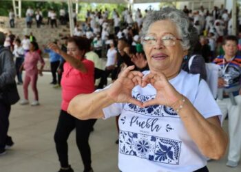 Adultos mayores promueven la salud con caminata organizada por el SEDIF