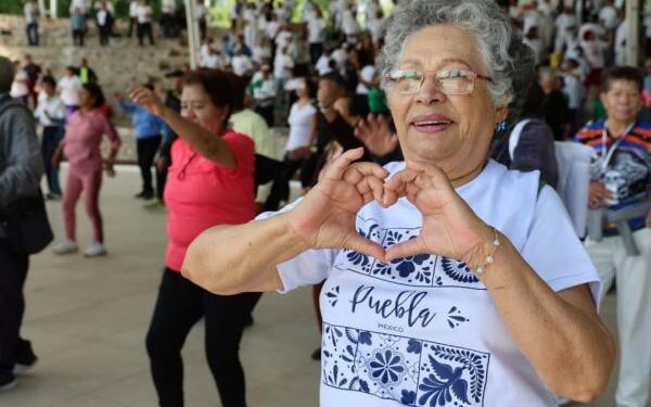 Adultos mayores promueven la salud con caminata organizada por el SEDIF